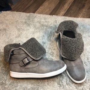 Daytrip Gray Boots Size 8.5